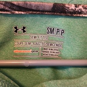Small green UNDER ARMOUR light sweatshirt. Not thick.
